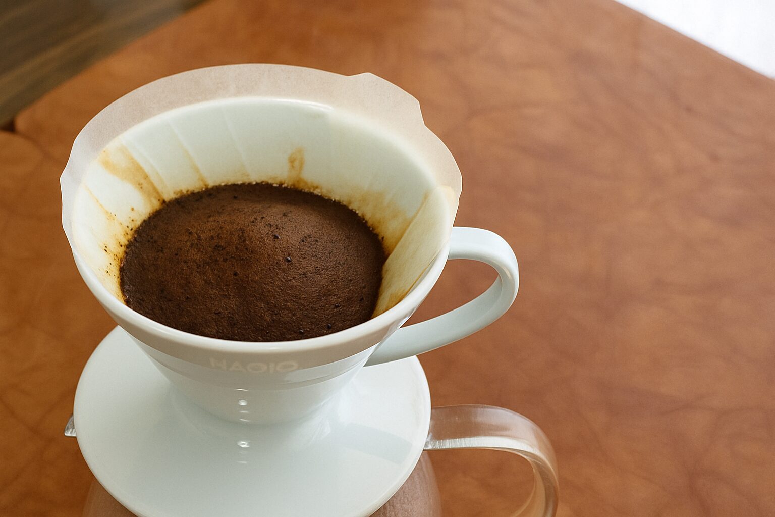 蒸されて膨らんだコーヒーの粉