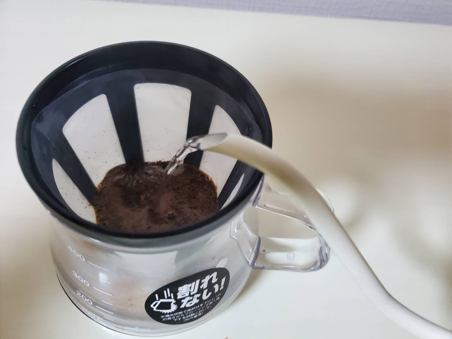 ストロン、フィルター、水を注ぐ