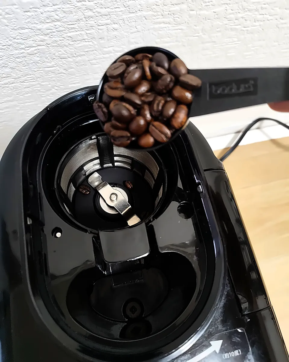 SC-A211に豆を入れているところ