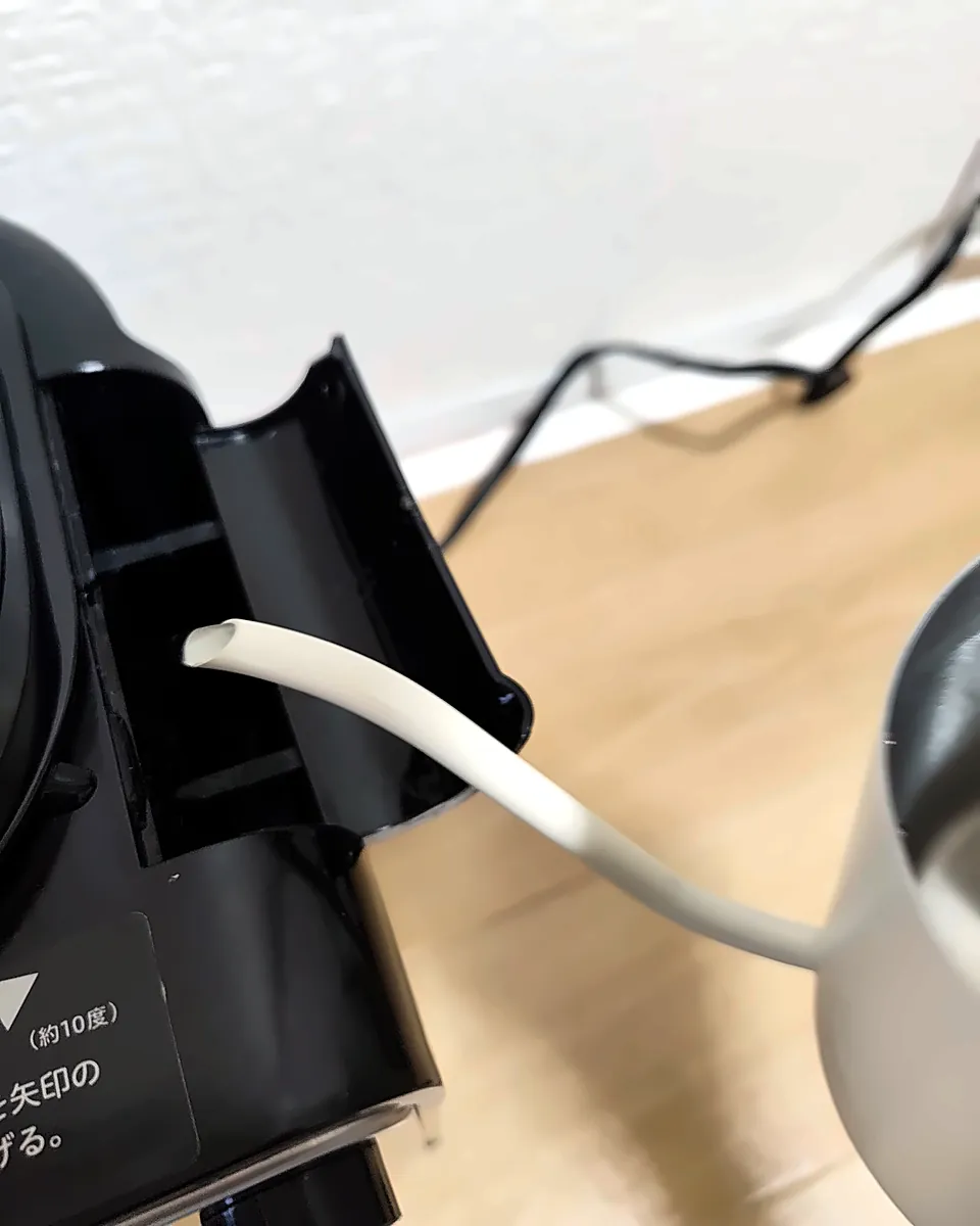 SC-A211にケトルで給水しているところ