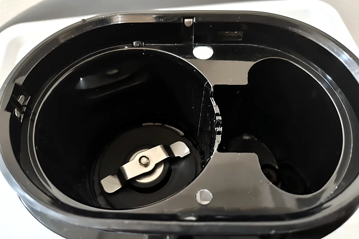 上から見たSC-A211のミル付きバスケットの内側とカッター