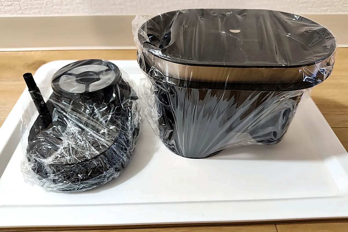 包装されたままの新品の本体ふた（左）とミル付きバスケット（右）